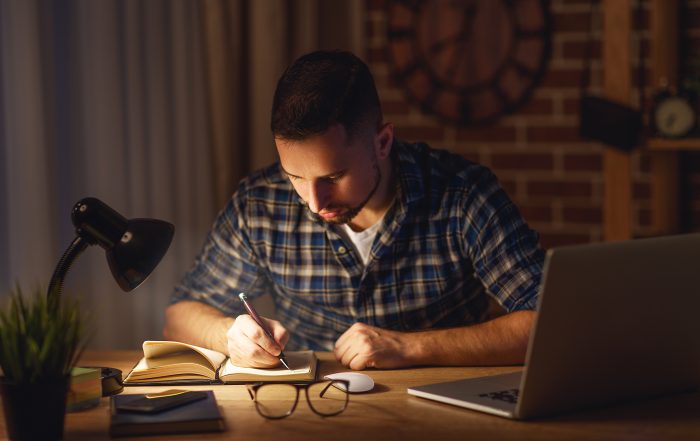 Opositor estudiando